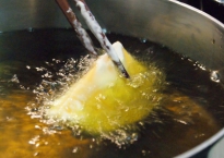 TẠI SAO KHÔNG NÊN ĐỔ DẦU MỠ DƯ THỪA?